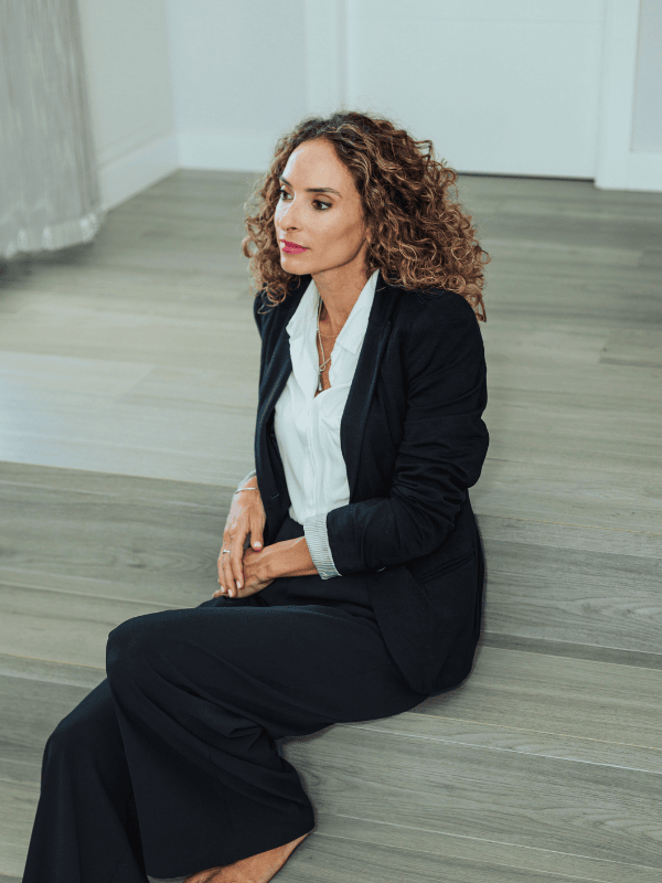 Imagen de la Dra. Lola Lopera sentada en el suelo compartiendo contigo una reflexión sobre la situación actual de la medicina estética en la provincia de Cádiz