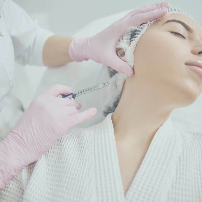 Procedimiento de marcación mandibular para definir el rostro, realizado por la Dra. Lola Lopera en Cádiz.